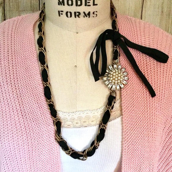 Jewelry - Gorgeous flower pendant necklace